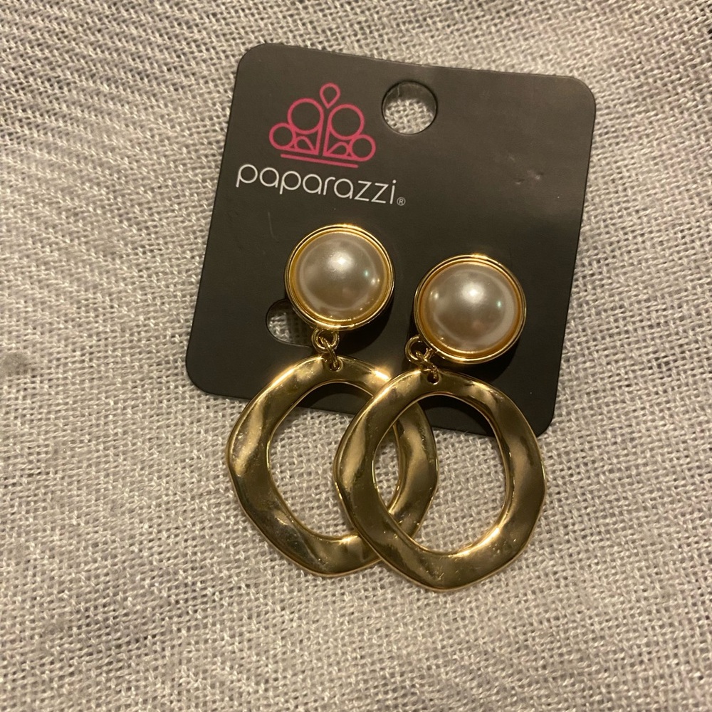 Paparazzi Gold Twist Pearl Earrings clip on